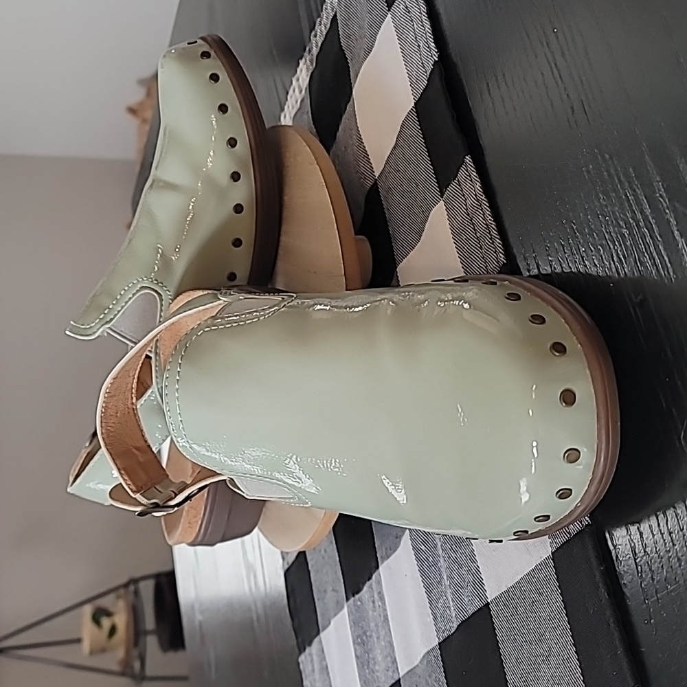 Revitalign Orthotic Backstrap Clog - Ventura Patent sage green studded Sz 9B